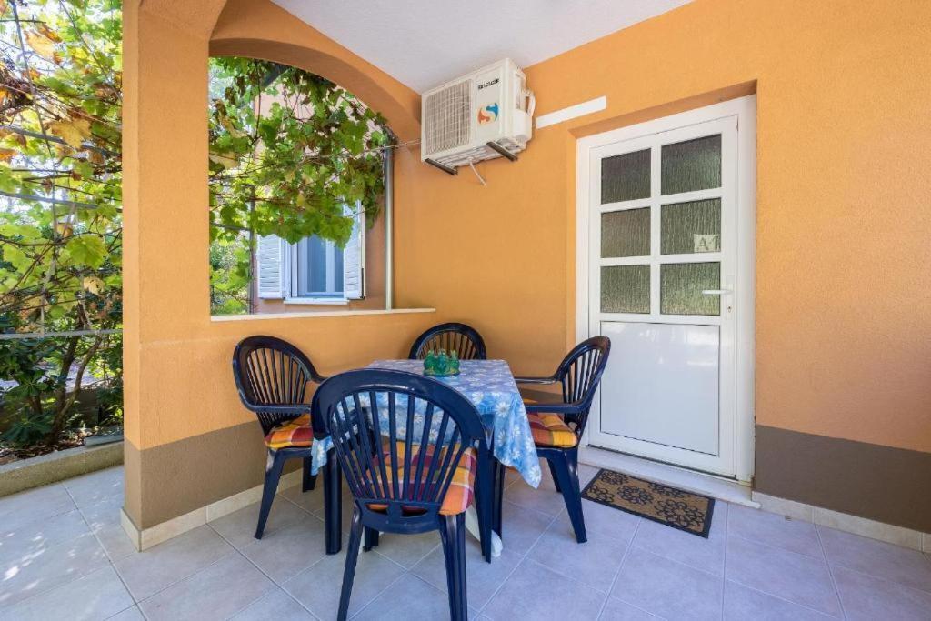 Apartmani Lada Vrboska Exterior foto